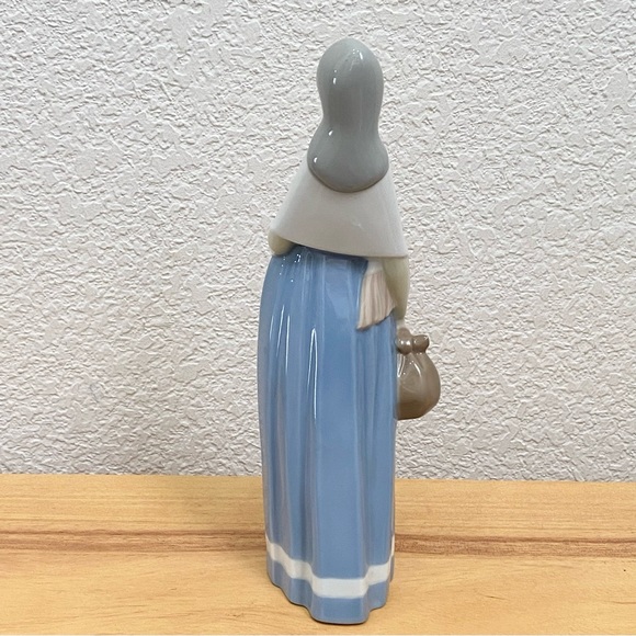 Vintage REX Valencia Hummelwerk Blue/White Porcelain Lady Pouch & Shawl Figurine - Picture 3 of 12